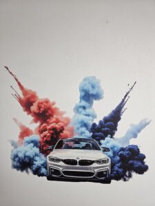 Druk ścienny wykonany przez firmę ŚCIANA WOW w Warszawie. Druk to zdjęcie samochodu na ścianie.