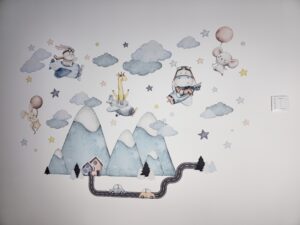 Druk ścienny wykonany przez firmę ŚCIANA WOW w pokoju dziecięcym w Warszawie.