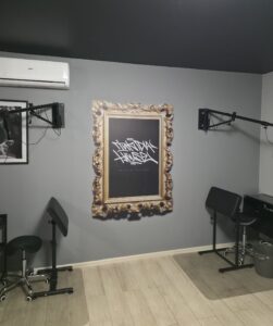 Druk ścienny wykonany przez firmę ŚCIANA WOW w Studiu Tatuażu w Radomiu. Projekt to obraz z logo firmy.