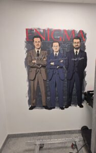 Druk ścienny wykonany przez firmę ŚCIANA WOW w szkole w Warszawie. Druk przedstawia patronów szkoły.