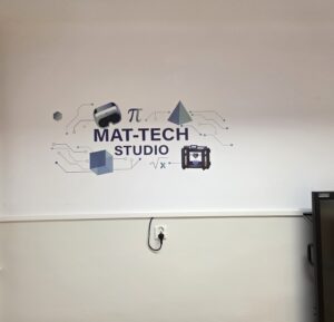 Druk ścienny wykonany przez firmę ŚCIANA WOW w szkole w  Warszawie. Druk wykonany dla sali innowacji w szkole.