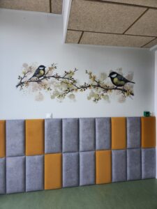 Druk ścienny wykonany przez firmę ŚCIANA WOW w szkole w Warszawie. Druk ścienny wykonany do specjalnie wyznaczonej Strefy Ciszy w szkole.  Druk przedstawia sikorki na gałęzi.