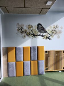 Druk ścienny wykonany przez firmę ŚCIANA WOW w szkole w Warszawie. Druk ścienny wykonany do specjalnie wyznaczonej Strefy Ciszy w szkole. Druk przedstawia wróbla na gałązce.