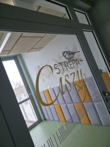 Druk ścienny wykonany przez firmę ŚCIANA WOW w szkole w Warszawie. Druk ścienny wykonany do specjalnie wyznaczonej Strefy Ciszy w szkole. Druk na szkle.