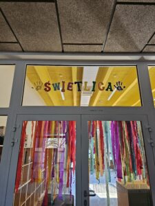 Druk ścienny wykonany przez firmę ŚCIANA WOW w szkole w Warszawie. Druk ścienny wykonany na szkle, na drzwiach. Oznaczenie pomieszczenia. Świetlica w szkole.
