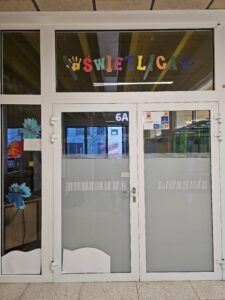 Druk ścienny wykonany przez firmę ŚCIANA WOW w szkole w Warszawie. Druk ścienny wykonany na szkle, na drzwiach. Oznaczenie pomieszczenia. Świetlica w szkole.