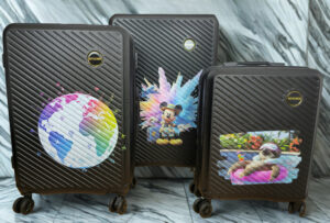 Druk ścienny wykonany przez firmę ŚCIANA WOW w Warszawie. Druk został wykonany na walizkach, co pokazuje wszechstronność i mnóstwo zastosowań. Druk na nierównym podłożu. Druk spersonalizowany.